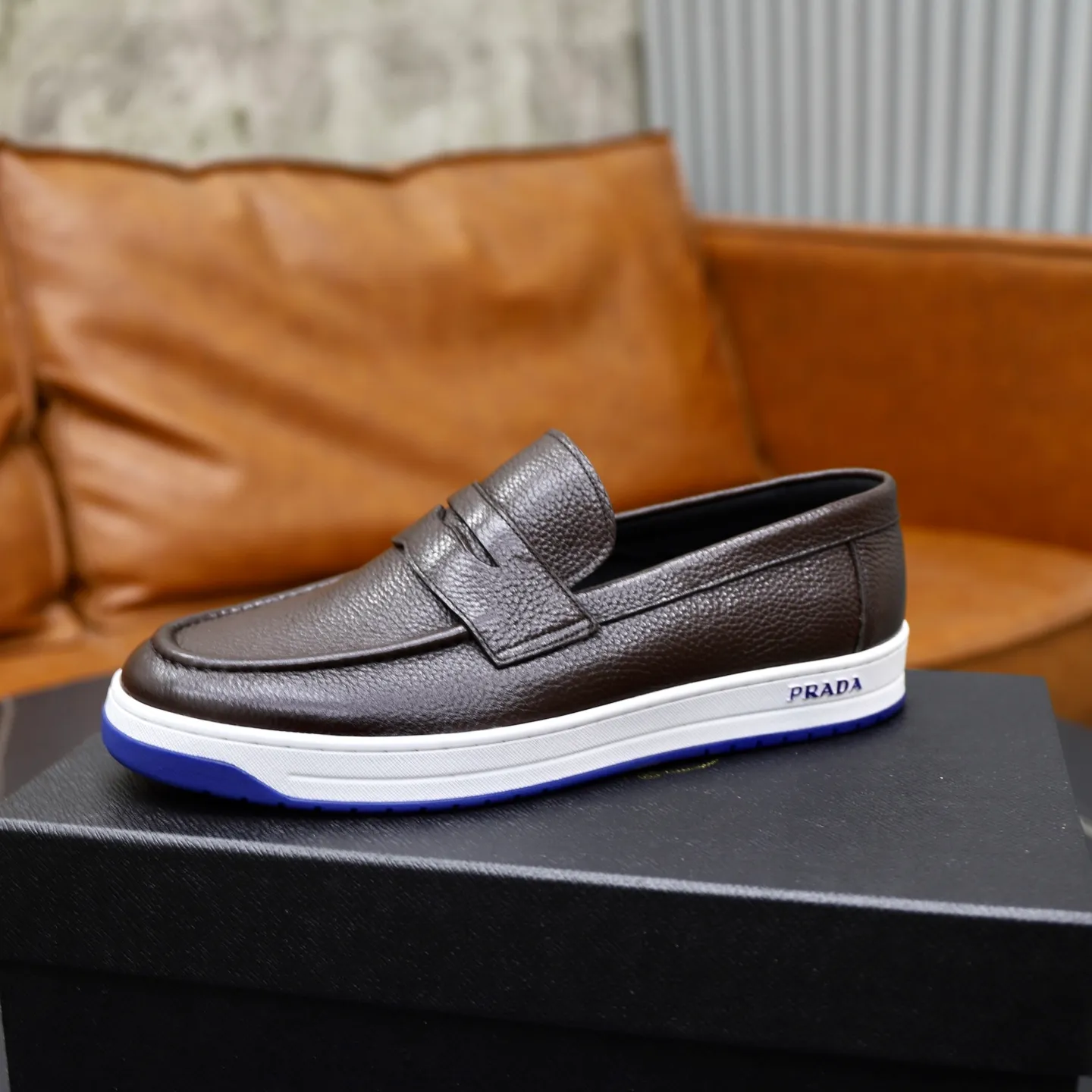 Factory price: 💰640 Prada classic men’s lace-up casual shoes | Imported cowhide upper | Upper stitching layered design, light and breathable | Soft and comfortable | Decorated with PRADA letters on the side | Distinctive sports style, showing the brand style | Lightweight concave and convex pattern rubber soles | Matched with cowhide foot pad lining | Excellent foot feel, fashionable and elegant | Size: 38-44 (45 customized)